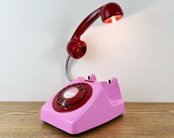 Decoración maximalista, lámpara de escritorio rosa y roja.