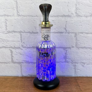 Gothic Gift, Snake Lamp