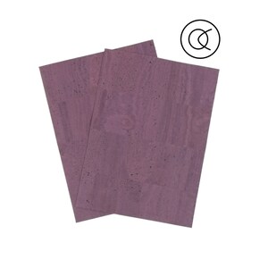 Puede incluir: Dos hojas de material de corcho morado. El corcho tiene una superficie natural texturizada.