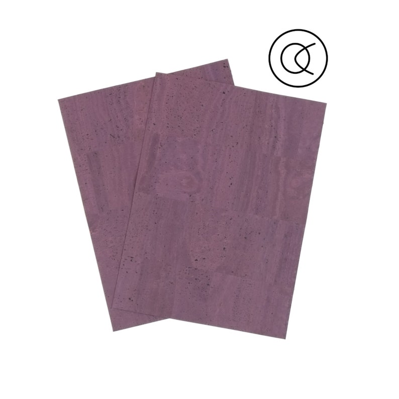Puede incluir: Dos hojas de material de corcho morado. El corcho tiene una superficie natural texturizada.