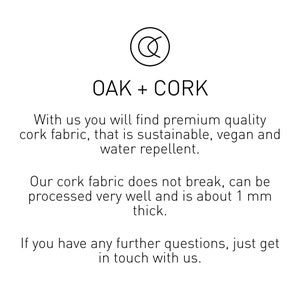 Puede incluir: El texto dice "OAK + CORK" con un logotipo de una letra Q estilizada. El texto a continuaci&oacute;n describe la tela de corcho como de calidad premium, sostenible, vegana e impermeable. Tambi&eacute;n indica que la tela es resistente y tiene un grosor de aproximadamente 1 mm.