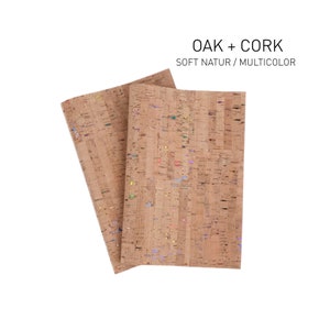 Könnte beinhalten: Zwei Stücke Korkstoff in natürlicher brauner Farbe mit einem dezenten, schimmernden Effekt. Der Stoff hat eine strukturierte Oberfläche und ist mit "OAK + CORK SOFT NATUR / MULTICOLOR" beschriftet.