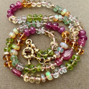 Collana di lusso color pastello con pietre preziose, placcata oro, annodata in seta, scintillante per la primavera e l'estate.