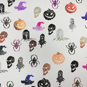 Pu&ograve; includere: Un motivo ripetuto di illustrazioni a tema Halloween su sfondo bianco. Il design include zucche intagliate, teschi, ragni, cappelli da strega, lapidi con il testo "RIP" e fantasmi in vari colori.