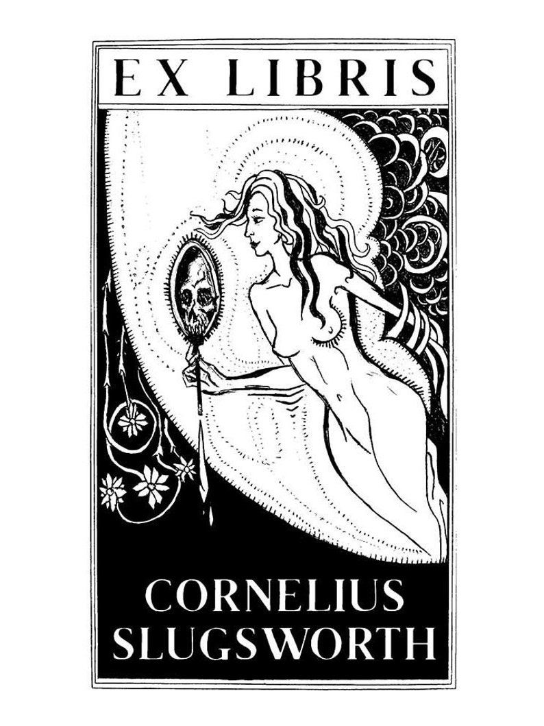 Pu&ograve; includere: Illustrazione in bianco e nero di una donna che tiene uno specchio con un teschio al suo interno. Il testo "Ex Libris Cornelius Slugsworth" &egrave; in fondo all'immagine.