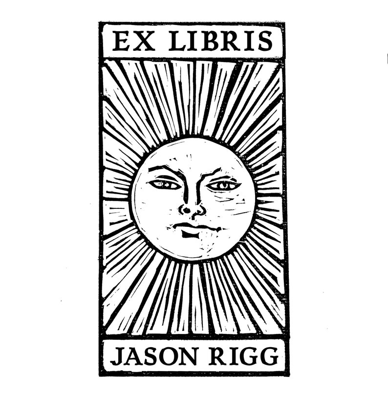 Może przedstawiać: Czarno-biały projekt ekslibrisu z słońcem z twarzą, promieniami i tekstem "EX LIBRIS" na g&oacute;rze i "JASON RIGG" na dole. Projekt jest w stylu drzeworytu.