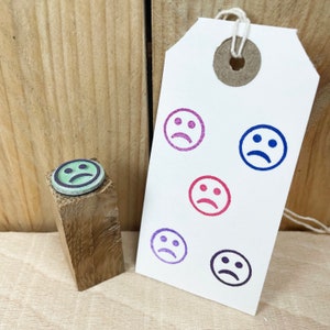 Triste sello de la cara, sello del maestro, sello emoji, necesita mejorar el sello
