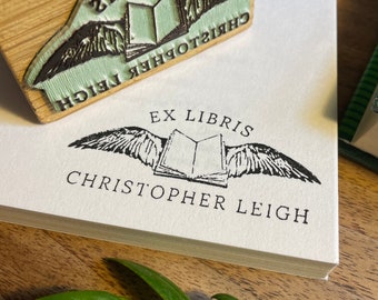 Ex Libris スタンプ - 空飛ぶ本 | スタンプの図書館から | パーソナライズされた本のスタンプ | Ex Libris ゴム印