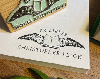 Ex Libris Stempel - Fliegendes Buch | Aus der Bibliothek von Briefmarken | Personalisierter Buchstempel | Ex Libris Stempel