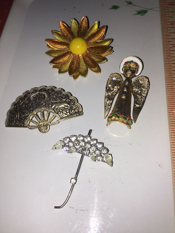 SALE ! 4 Vintage Pins - brooches - Signed - flower