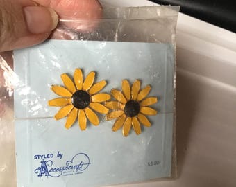 SALE - Vintage Accessocraft Daisy Earrings - clip on - screw on - unused - enamel - flower - new old stock - jewelry - estate