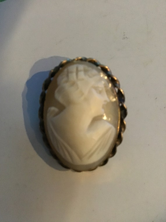 SALE ! Beautiful Vintage Carved Shell Cameo Brooch