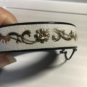 SALE ! Beautiful Vintage Hinged Bangle Bracelet - flowers - unused - new old stock - gold tone - white  - jewelry - estate
