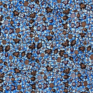 Puede incluir: Tela azul vibrante con un patrón repetitivo de motivos florales y de hojas marrones y moradas. El diseño presenta detalles intrincados y una apariencia texturizada, adecuada para varios proyectos textiles.