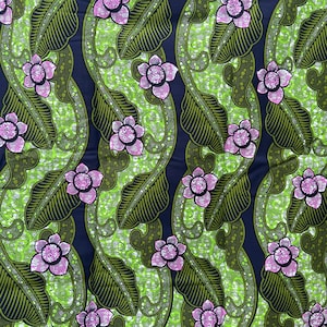 Könnte beinhalten: Ein sich wiederholendes Muster aus stilisierten Blumen und Blättern in Grün-, Rosa- und Marineblautönen. Das Design zeigt große, detaillierte Blätter mit komplizierten Adern und Wirbelmustern, durchsetzt mit rosa Blüten.