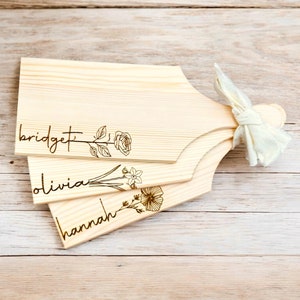 Tabla de embutidos personalizada, tabla de mesa con flores de nacimiento para bodas, decoración personalizada para mesas, regalo de recuerdo para baby shower de dama de honor.