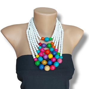 Collier de grosses perles en bois multicolores : bijoux bohème tendance