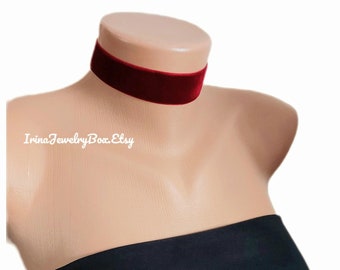 Collana girocollo in velluto bordeaux, con nastro rosso scuro, realizzata a mano.