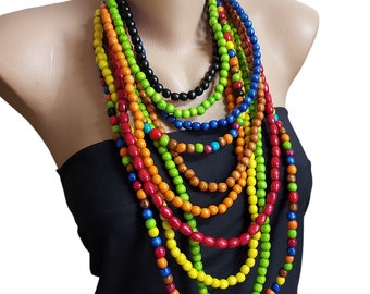 Collana a più fili con perline di legno colorate: gioiello boho di tendenza