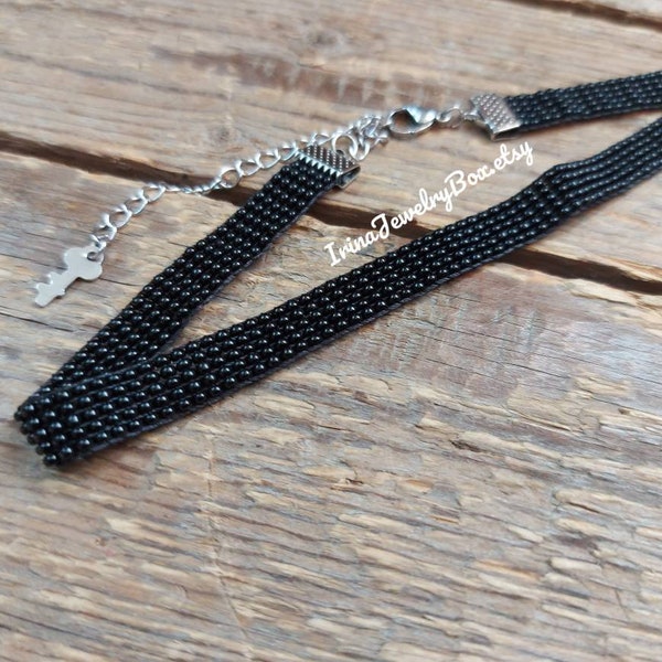 Tour de cou noir total, collier ras de cou en perles, tour de cou en perles de rocaille, tour de cou sur métier à tisser, collier perlé, tour de cou fait main, tour de cou avec breloque clé