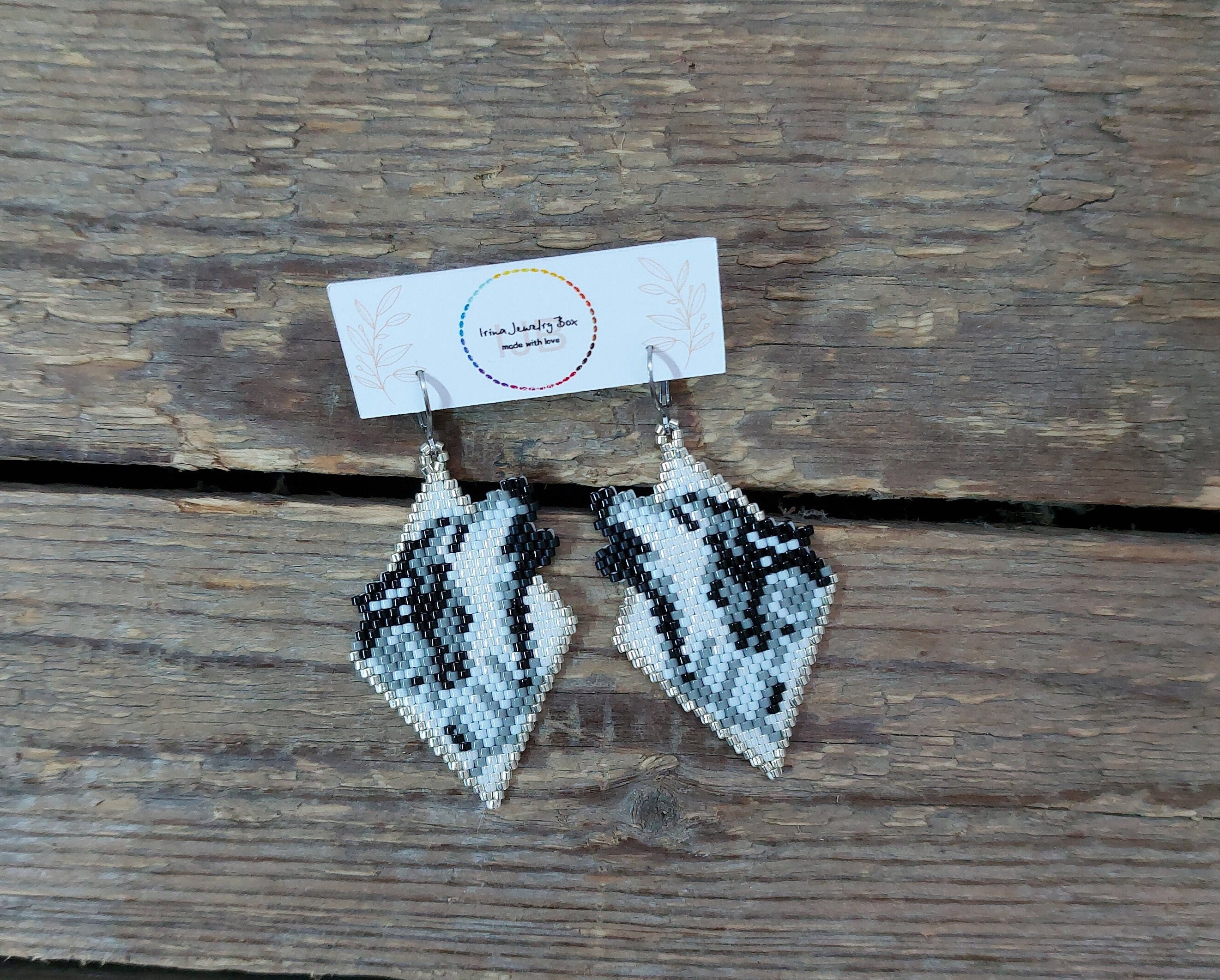 Wolf beaded earrings Howling wolf earrings Animal dangle earrings Seed bead earrings Artisan earrings Handmade jewelry Gift for her