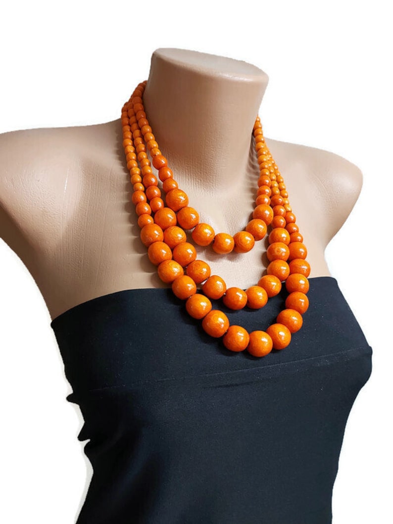 Houten ketting met drie rijen Statement slabbetjeketting Eco-vriendelijke ketting Dikke kralenketting Grote kralenketting van hout voor dames Oranje