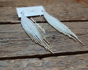 Weiß - Silber lange Ohrringe, Perlenfransenohrringe, Weiße Perlenohrringe, Lange Farbverlaufsohrringe, Rocailles Ohrringe, Boho, Handmade