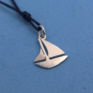 Bootsanhänger - handgefertigtes silbernes Segelboot - Bootsanhänger - Geschenkidee - Anhänger für Männer und Frauen