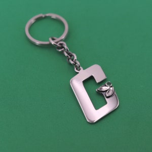Llavero con letra plateada y esmeralda, llavero personalizable - idea de regalo - joya de hombre