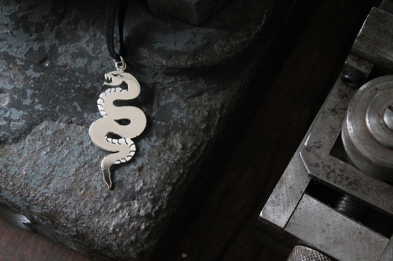 Ciondolo TheCharmWorks Serpente In Argento Sterling 925 - Altezza 2,4 Cm, Regalo In Sacchettino