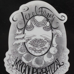 Puede incluir: Pegatina en blanco y negro con el texto "Jere Finnoff Mycorrhizal" en una fuente estilizada. La pegatina presenta un hongo con un sombrero y un tallo, y un dise&ntilde;o estilizado de un hongo con un sombrero y un tallo.