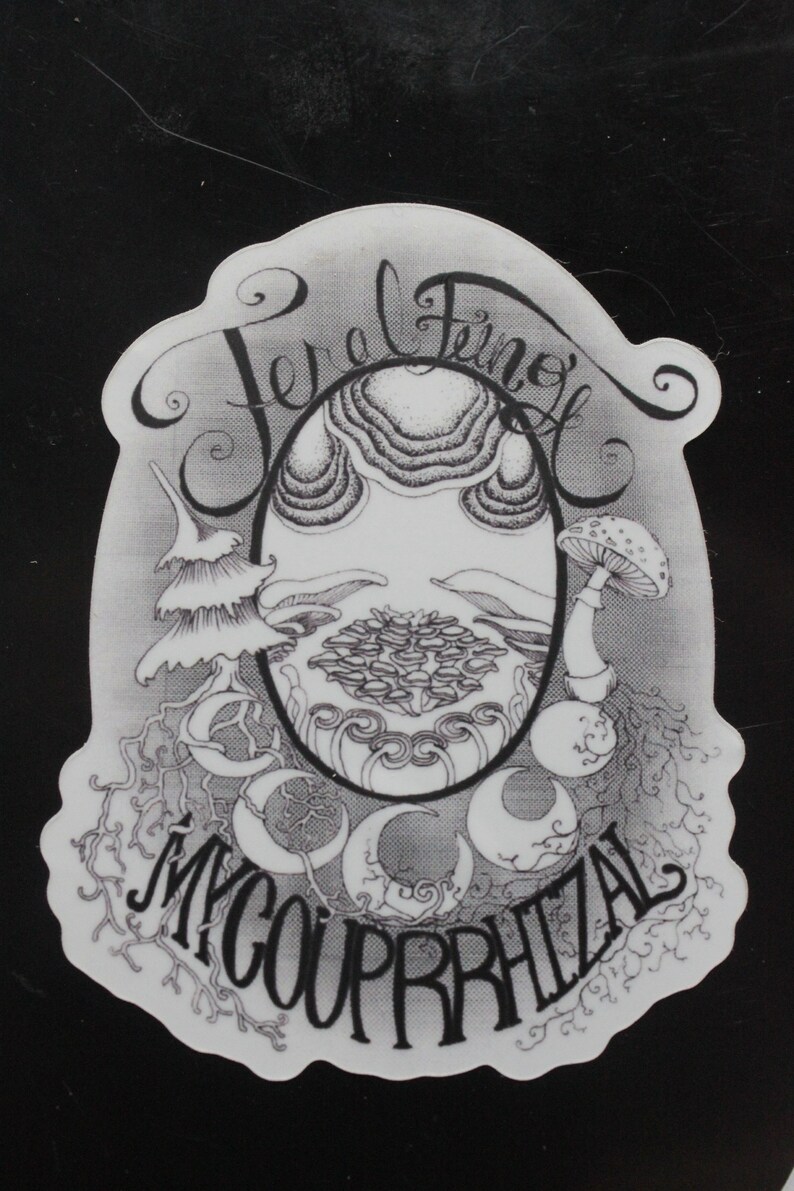 Puede incluir: Pegatina en blanco y negro con el texto "Jere Finnoff Mycorrhizal" en una fuente estilizada. La pegatina presenta un hongo con un sombrero y un tallo, y un dise&ntilde;o estilizado de un hongo con un sombrero y un tallo.