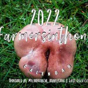 Puede incluir: Un calendario de 2022 con el hashtag #farmersinthongs. El calendario presenta un primer plano de una seta rosada y carnosa con una profunda hendidura en el centro. La seta est&aacute; sentada sobre un lecho de hierba verde con gotas de roc&iacute;o.