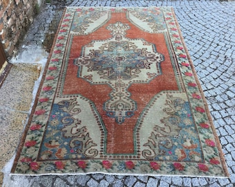 Oversized Vintage Turkish Kilim Rug: Bohemian Room Decor (54x86 inches)