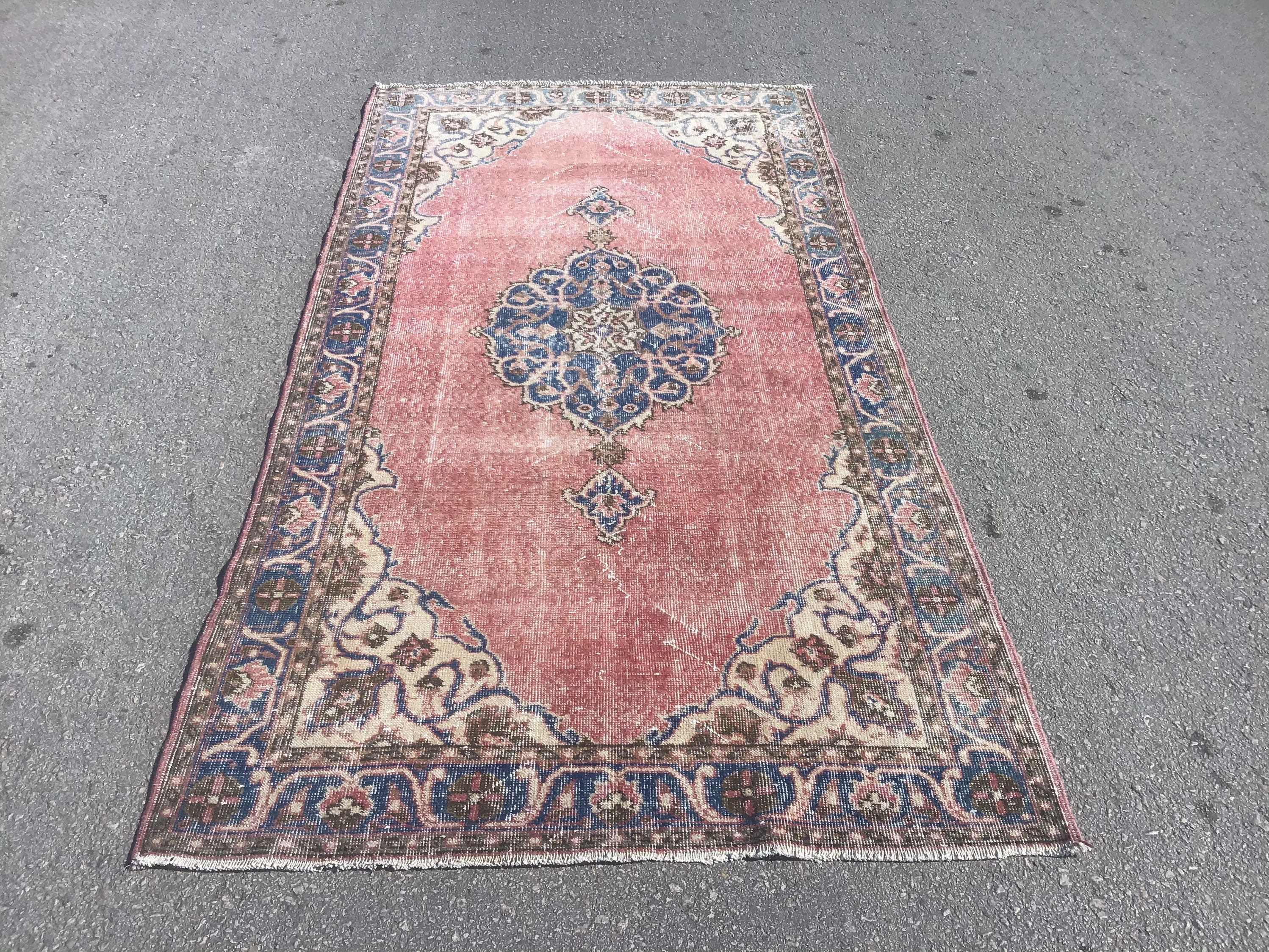 落ち着いた色合いのトルコ産ウシャクラグ：色褪せたヴィンテージウール