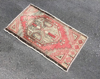 Vintage Turkish Wool Rug: Small Bohemian Entryway Carpet (21x34 inches)