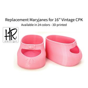 Könnte beinhalten: Paar hellrosa Mary Jane Schuhe für eine 40,6 cm Vintage CPK Puppe. Die Schuhe haben einen Riemen mit Schnalle und dekorativen Aussparungen an der Spitze. Der Text auf dem Bild lautet "Replacement Maryjanes for 16" Vintage CPK".