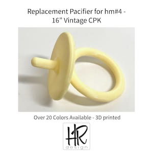 以下が含まれることがあります： 40.6cmのヴィンテージCPK人形用のクリーム色の交換用おしゃぶり。おしゃぶりは、丸いシールド、乳首、リングハンドルを備えています。「Replacement Pacifier for hm#4 - 16" Vintage CPK」のテキストが上部にあります。「Over 20 Colors Available - 3D printed」のテキストが下にあります。