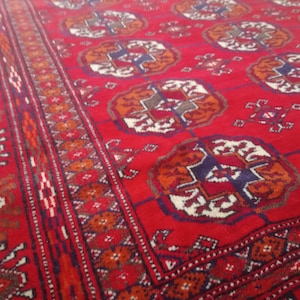 ブハラの手織りテッケラグ トルクメニスタン製のブハラカーペット 200 x 140 cm、非常に細かく織られています