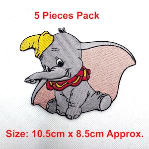 以下が含まれることがあります： グレーの象のダンボが描かれた刺繍パッチ。黄色い帽子と赤い襟が特徴です。パッチのサイズは約10.5cm x 8.5cmです。「5 Pieces Pack」の文字が画像の上にあります。
