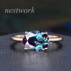 Délicate bague de fiançailles en alexandrite ovale 2 carats Bague unique d'est en ouest Bague solitaire avec pierre de naissance de juin Bague de mariée délicate en or jaune 14 carats
