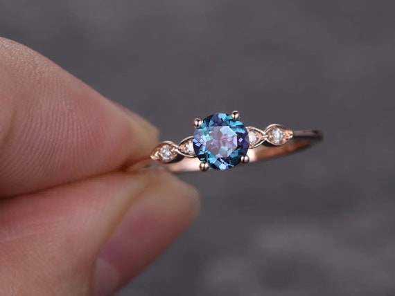 Dainty alexandrite ring deals