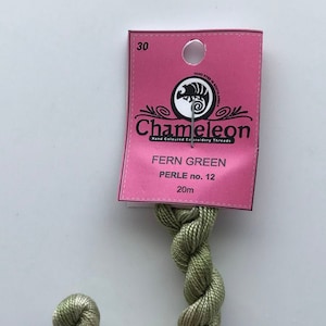Op de afbeelding: Een spoel Chameleon borduurgaren in de kleur Varengroen, een handgeverfd perle nr. 12 garen, 20 meter lang.