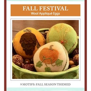 Könnte beinhalten: Werbebild für ein herbstliches Bastelprojekt. Das Bild zeigt drei Woll-Applikations-Eier mit Kürbis- und Blattmotiven, eingebettet in einer grünen Schale. Text enthält "FALL FESTIVAL" und "9 MOTIFS: FALL SEASON THEMED".