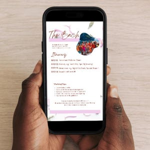 Puede incluir: Un teléfono inteligente muestra un itinerario digital titulado "The Bach". La pantalla muestra una imagen colorida y texto que detalla un evento de varios días, incluyendo un itinerario y consejos de estacionamiento. El teléfono es sostenido por una persona.