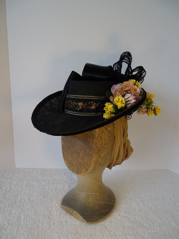 Chapeau de paille des années 1890 en noir avec des fleurs multicolores et des garnitures de jet, reproduction