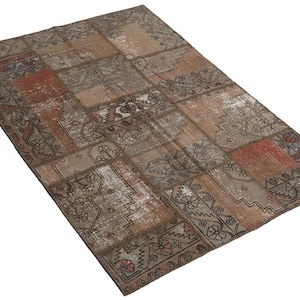 Könnte beinhalten: Rechteckiger Patchwork-Teppich mit einem Used-Look. Der Teppich zeigt verschiedene geometrische und florale Muster in Braun-, Beige- und Rottönen. Das Design besteht aus mehreren rechteckigen Teilen.