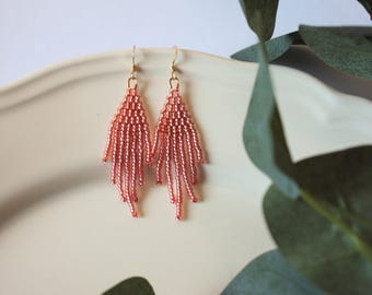 Pendientes pequeños con flecos y cuentas, joyería bohemia de color naranja cálido brillante