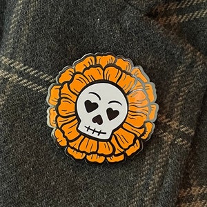 Skull Flower Halloween enamel lapel pin - Dia de los Muertos - calavera - marigold skull