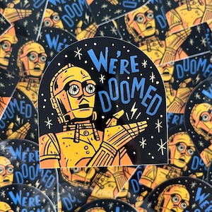 Puede incluir: Una pegatina con un robot dorado y el texto "We're Doomed" en azul. El robot está sobre un fondo negro con estrellas blancas y rayos. La pegatina tiene una parte superior redondeada.